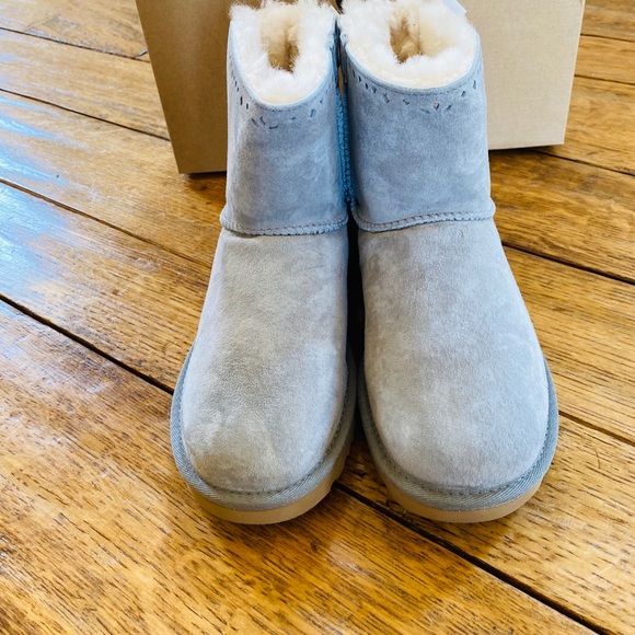 NIB UGG Women’s w dixi flora perforated boots - Picture 3 of 12